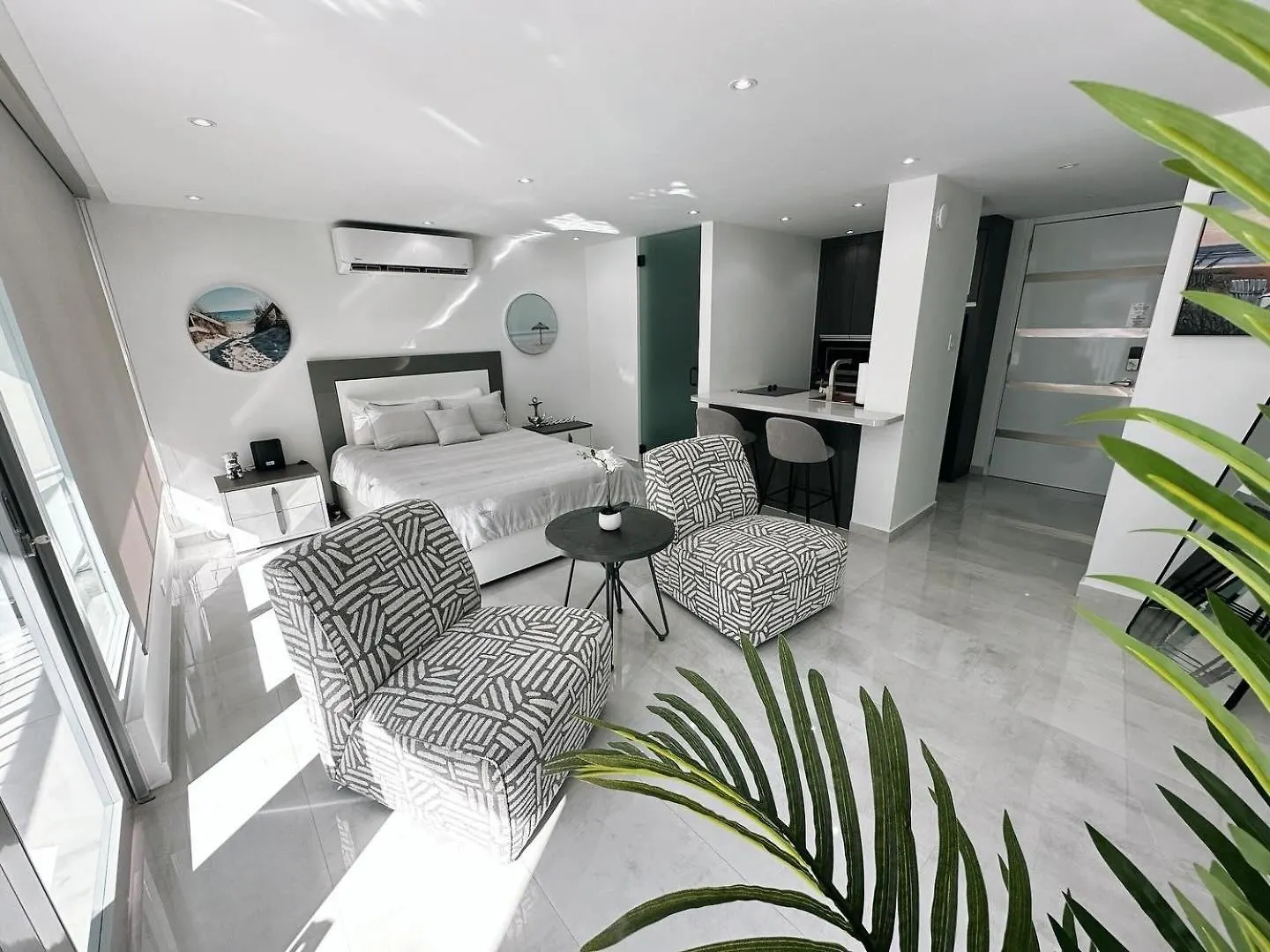 Ocean Front Coral Luxury Apartment location